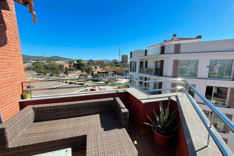 Dúplex zona de Sant Pere Nord. dúplex de 3habs. + estudio + 3lav. + terraza + balcón en Terrassa
