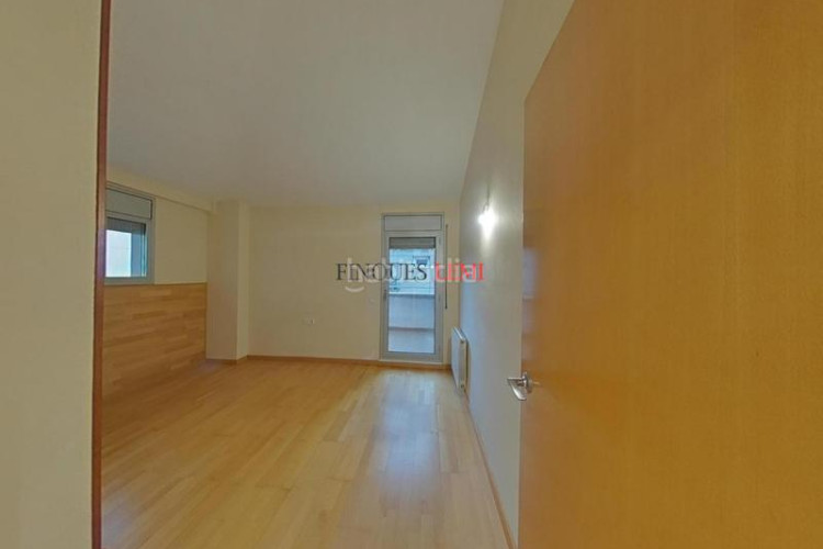 Piso dúplex con 4 habitaciones, 3 baños y parking en ubicación privilegiada en Terrassa