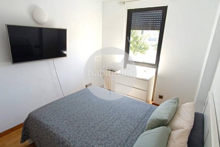 Piso bonito piso de 85 m2, 3 hab, 2 baños, galería, balcón, pk y zona comunitaria, en zona olímpica en Terrassa
