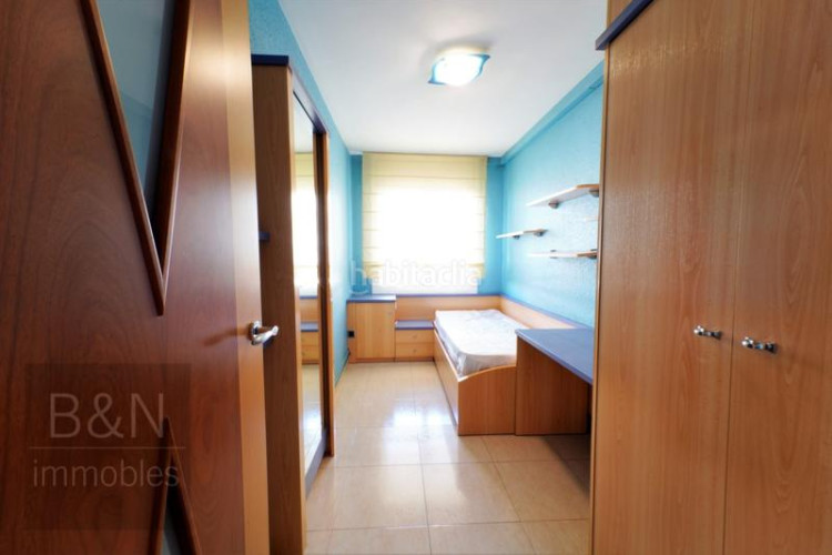 Piso una vivienda reformada, llena de luz natural, de estilo moderno y equipada con muebles hechos a medida! en Terrassa