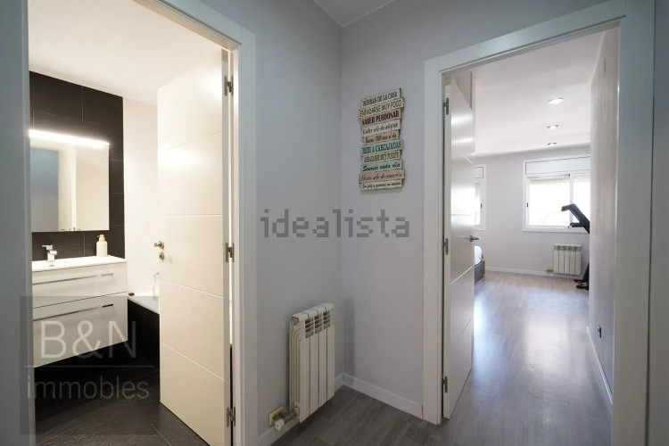 Una vivienda reformada con encanto, dos balcones y plaza de parking