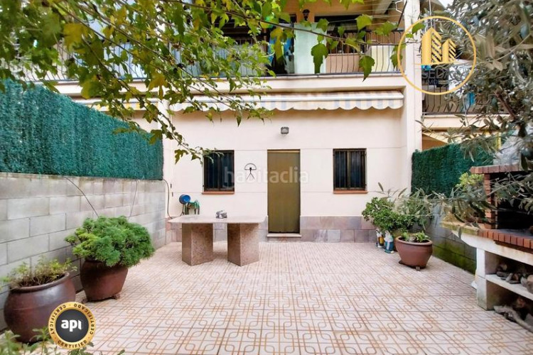 Casa impecable casa unifamiliar renovada con 4 plantas, garaje triple y estudio con chimenea en la gripia en Terrassa