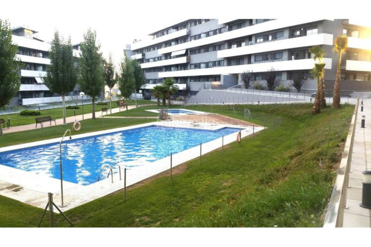 Piso fantastico piso de 2 habitaciones con pk trastero con piscina comunitaria en Terrassa