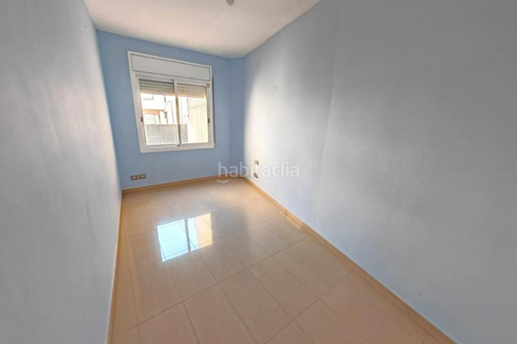 Casa zona de la grípia. casa adosada de 3 plantas + 4habs. + 2lav. + terraza + patio en Terrassa
