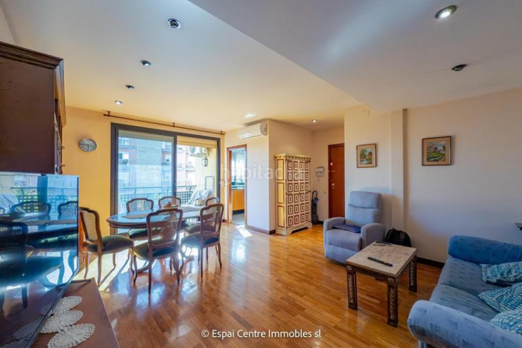 Piso vive en sant pere piso de 88 m con 3 habitaciones, 2 baños y salón luminoso. ubicación ideal cerca de todo en Terrassa