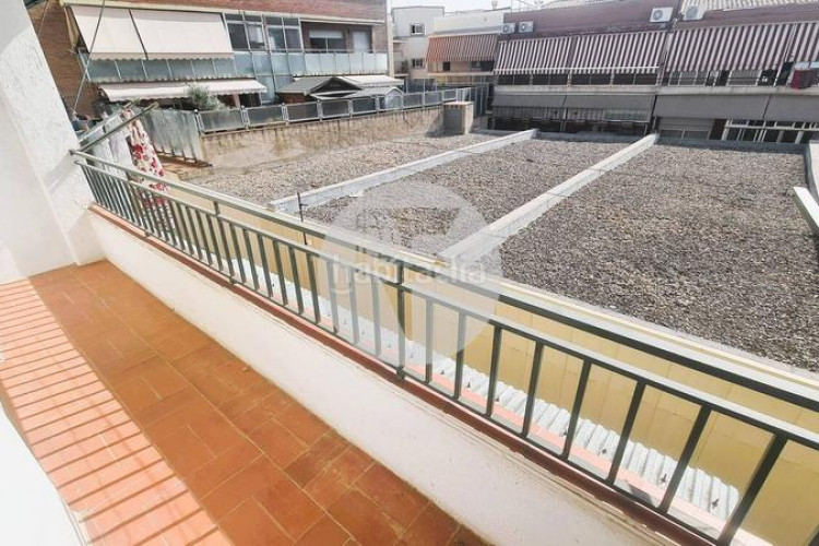Piso amplio piso de 130 m con grandes posibilidades junto a plaza cataluña en Terrassa