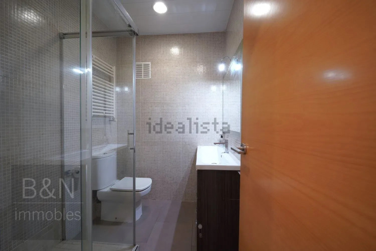 Un hogar reformado, con doble salida exterior y solo un vecino.