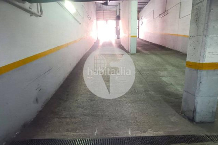 Piso bonito piso de 85 m2, 3 hab, 2 baños, galería, balcón, pk y zona comunitaria, en zona olímpica en Terrassa