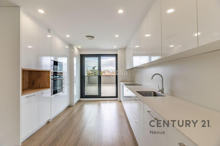 Apartamento en carrer de pere fizes ático dúplex con distribución invertida, suite, terrazas y acabados premium en Terrassa