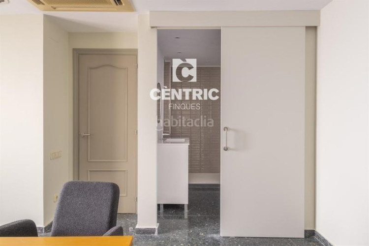 Piso  grande en perfecto estado con terraza y vistas zona vallparadis en Terrassa