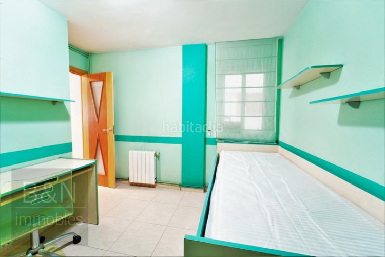 Piso una vivienda reformada, llena de luz natural, de estilo moderno y equipada con muebles hechos a medida! en Terrassa