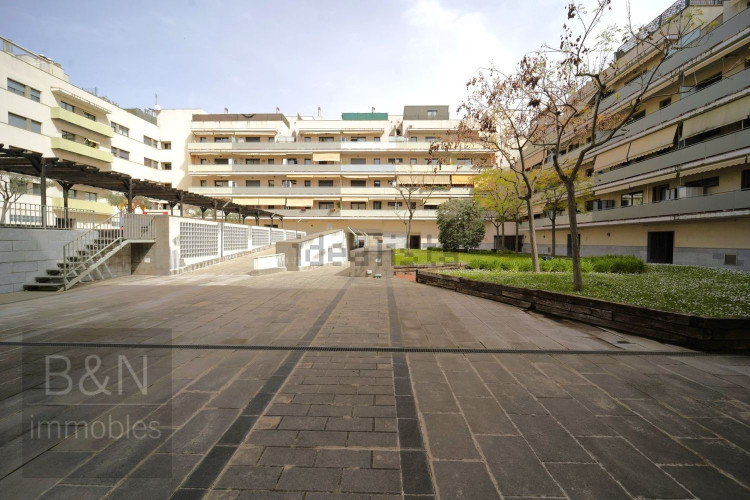¡Te vas a enamorar de su carácter! Amplio, luminoso, con zona comunitaria, párquing y trastero.