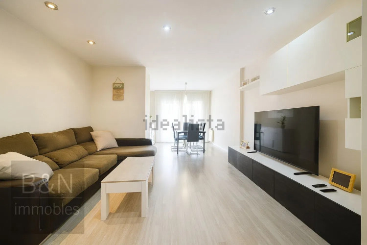 Una vivienda reformada con encanto, dos balcones y plaza de parking