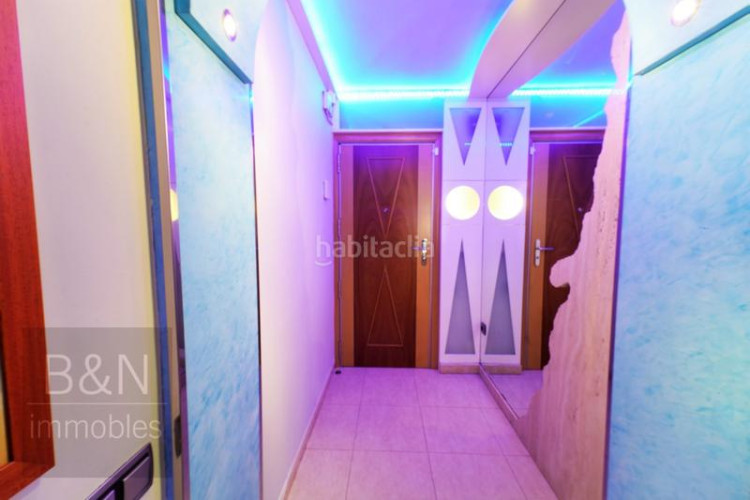 Piso una vivienda reformada, llena de luz natural, de estilo moderno y equipada con muebles hechos a medida! en Terrassa
