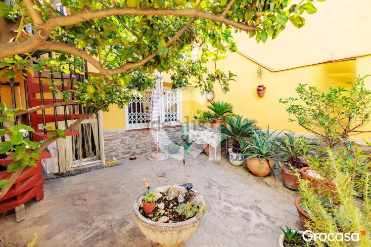 Casa independiente en calle de la Pineda