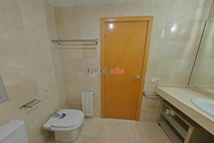 Piso dúplex con 4 habitaciones, 3 baños y parking en ubicación privilegiada en Terrassa