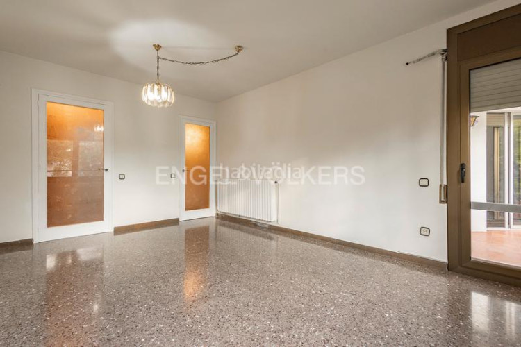 Apartamento oportunidad única! piso amplio de 99m construidos con 4 dormitorios y balcón en Terrassa