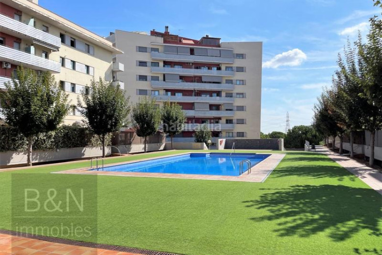 Dúplex tu hogar con alma espacio, confort, tres salidas al exterior y zona comunitaria con piscina y plaza de parking en Terrassa