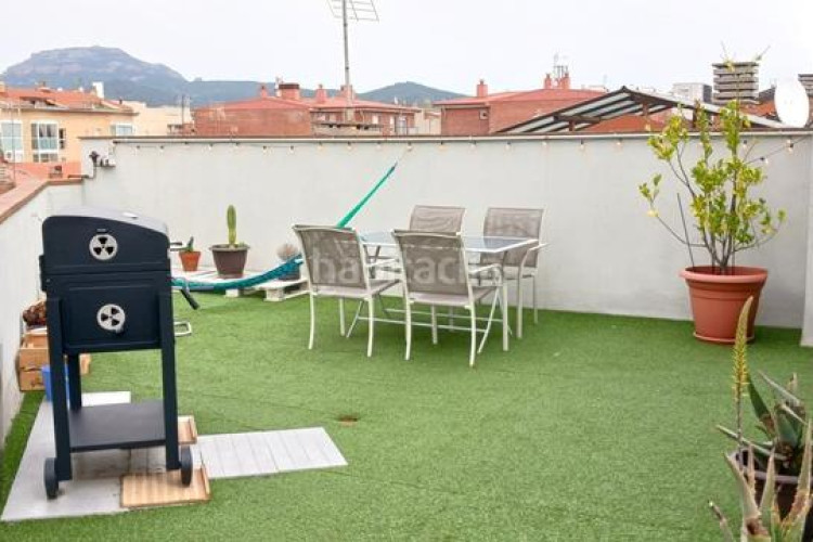 Casa  cantonera toda exterior, reformada en un estilo moderno y abierto, con una amplia terraza y gran garaje ! en Terrassa