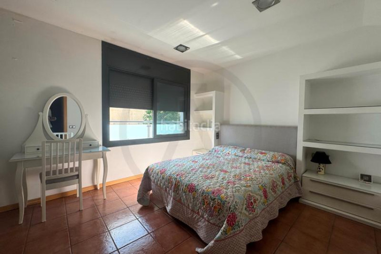Casa adosada amplia casa adosada en La Maurina – 293 m², con garaje, ascensor y terrazas en Terrassa
