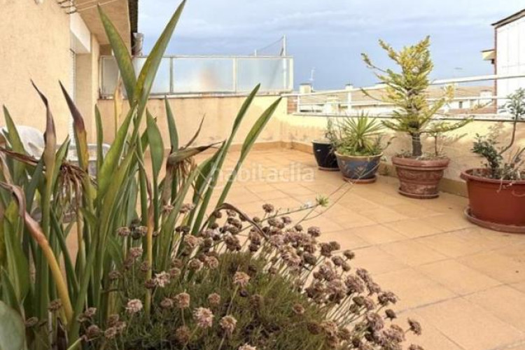 Dúplex  140 m2 de 4 hab mas estudio con 2 terrazas y parking en la plaça lluis companys en Terrassa