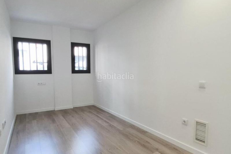 Planta baja pis obra nova 95 m2 2 hab dobles i estudi al carrer transversal en Terrassa