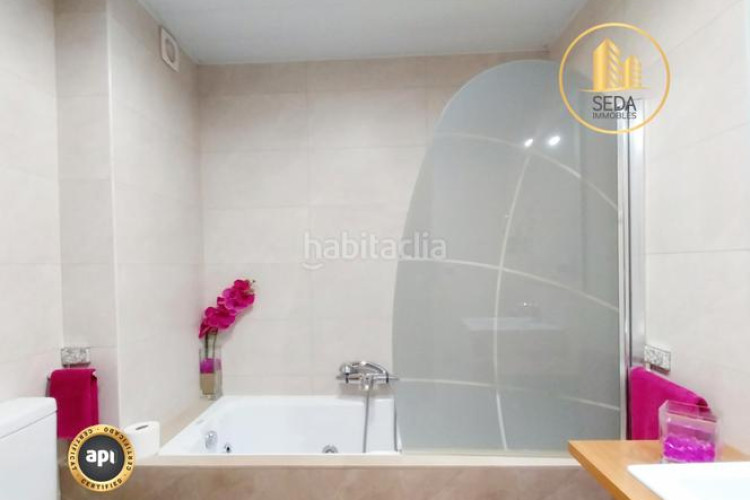 Casa impecable casa unifamiliar renovada con 4 plantas, garaje triple y estudio con chimenea en la gripia en Terrassa