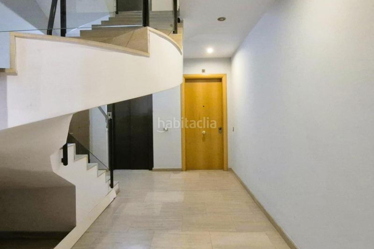 Estudio estudi seminou orientat a sud tocant el complex olímpic i la plaça de can roca en Terrassa