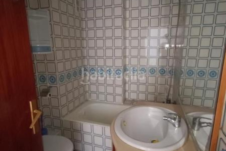 Piso  de 4 hab. con balcón exterior. muy amplio en Terrassa