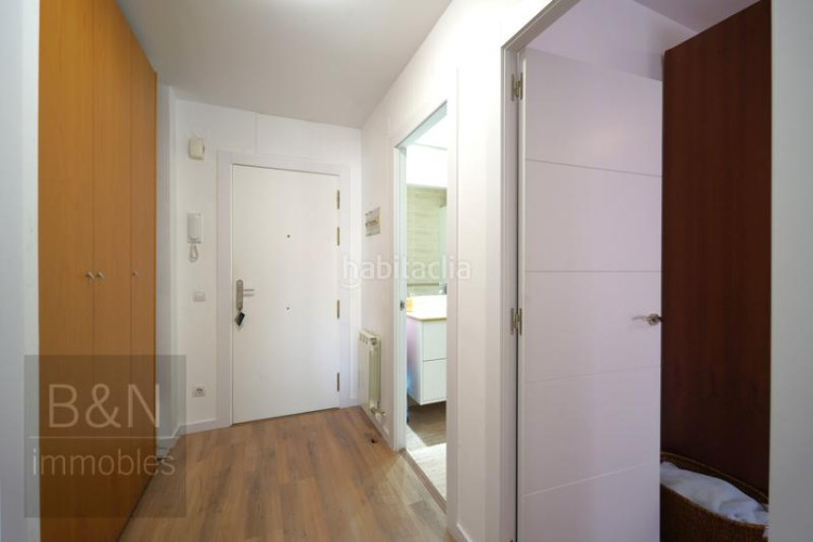 Piso una vivienda con calidez, luz y balcón recién reformado con plaza de garaje incluida en Terrassa