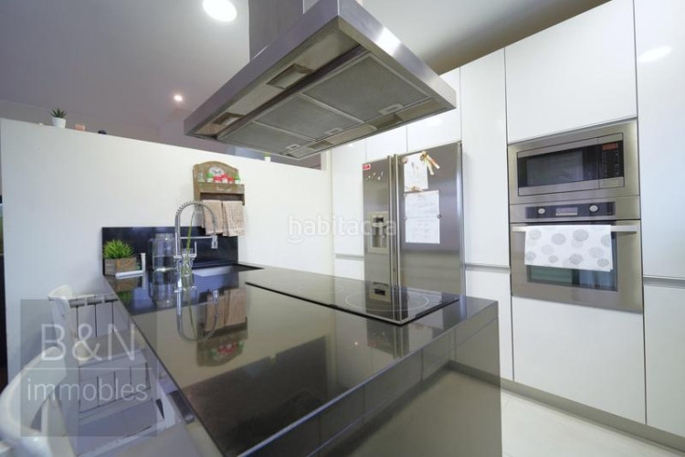 Casa  cantonera toda exterior, reformada en un estilo moderno y abierto, con una amplia terraza y gran garaje ! en Terrassa