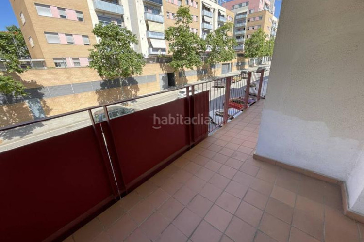 Piso zona gripia avenida madrid. piso de 3 habitaciones ext, muy luminoso. balcón, y plaza de parking. estado impecable. en Terrassa