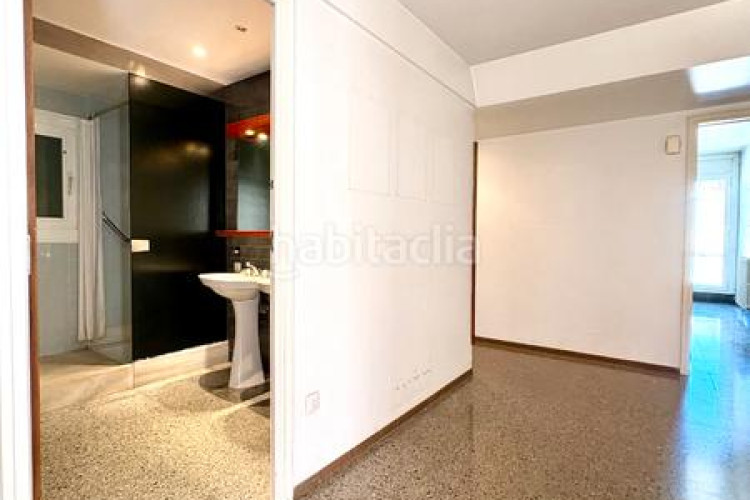 Piso  señorial único en pleno centro – 6 habitaciones, 3 baños, terraza de 200 m², parking incluido en Terrassa