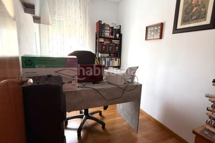 Piso zona de Ca n'Aurell. piso de 4habs. + 2lav. + balcón en angel sallent en Terrassa