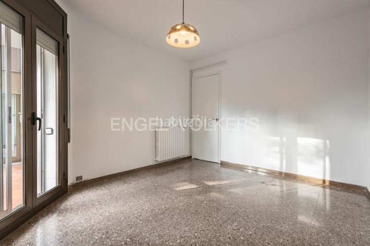 Apartamento oportunidad única! piso amplio de 99m construidos con 4 dormitorios y balcón en Terrassa