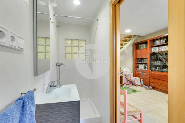 Casa exclusiva casa de tres plantas y un estudio a tan solo 5 minutos del centro en Terrassa