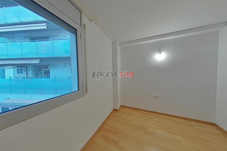 Piso dúplex con 4 habitaciones, 3 baños y parking en ubicación privilegiada en Terrassa
