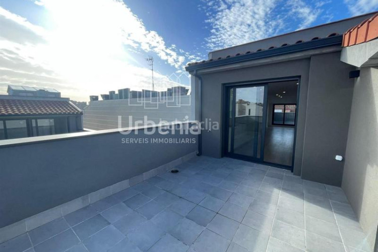 Dúplex duplex tercera planta, 4 habitaciones y con terrazas en Terrassa