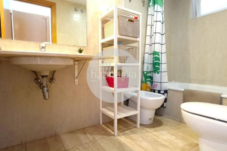 Piso bonito piso de 85 m2, 3 hab, 2 baños, galería, balcón, pk y zona comunitaria, en zona olímpica en Terrassa
