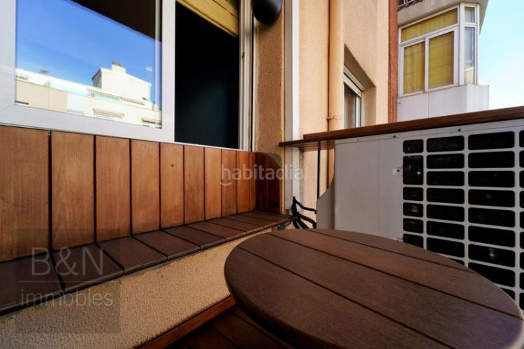 Piso una vivienda reformada, llena de luz natural, de estilo moderno y equipada con muebles hechos a medida! en Terrassa