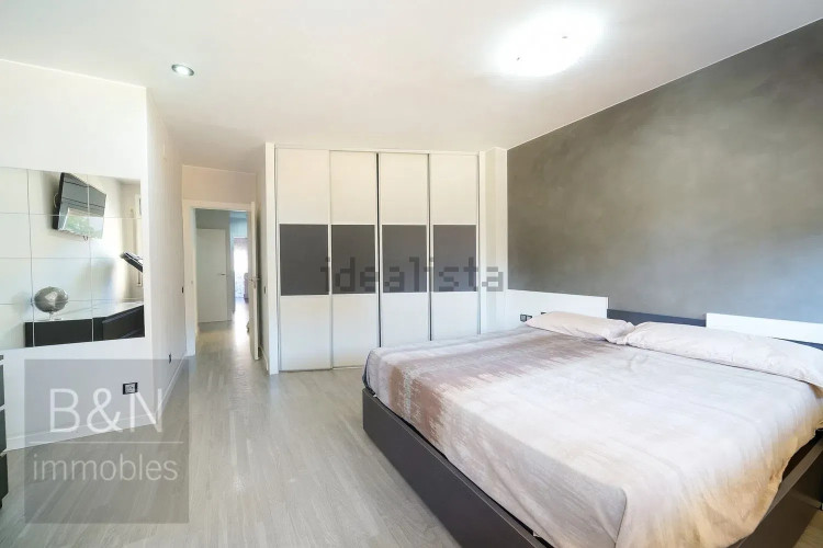 Una vivienda reformada con encanto, dos balcones y plaza de parking