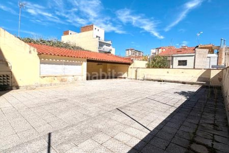Piso  señorial único en pleno centro – 6 habitaciones, 3 baños, terraza de 200 m², parking incluido en Terrassa