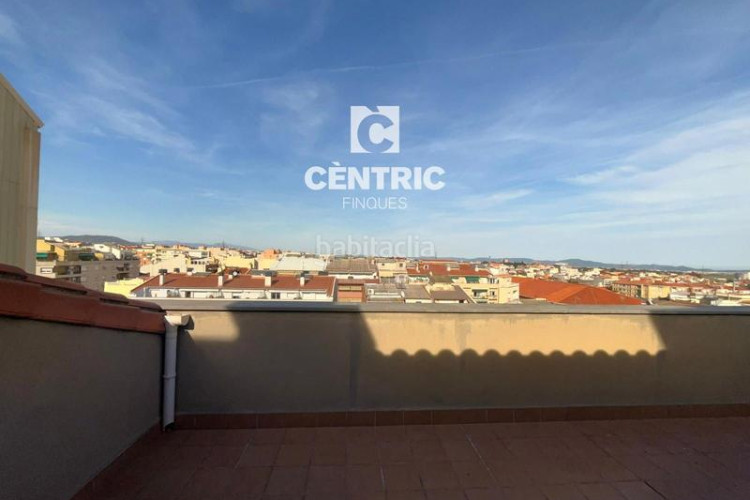 Dúplex piso de tres habitaciones situado en el barrio de escoles. en Terrassa
