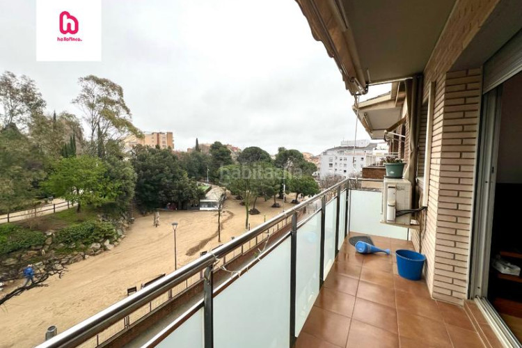 Piso  de 3 habitaciones con 2 balcones y vistas al parque sant jordi en Terrassa