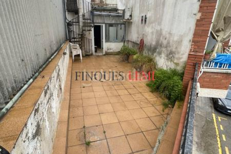 Casa adosada casa a reformar con potencial para 2 viviendas centro en Terrassa