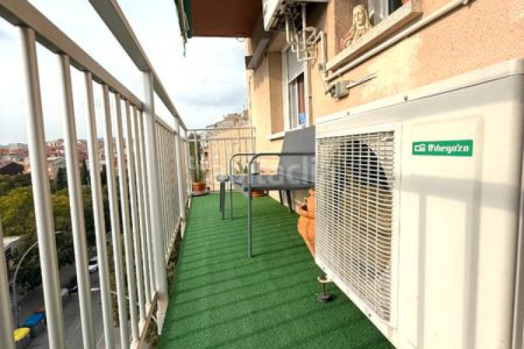 Piso zona de Ca n'Aurell. piso de 4habs. + 2lav. + balcón en angel sallent en Terrassa