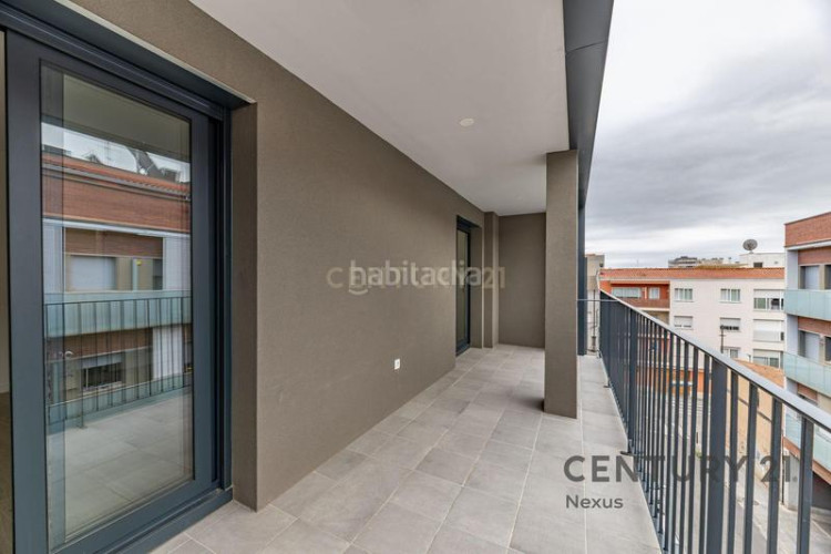 Apartamento en carrer de pere fizes ático dúplex con distribución invertida, suite, terrazas y acabados premium en Terrassa