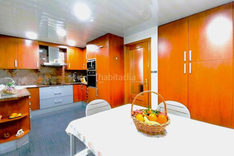 Casa magnifica casa unifamiliar de 230 m2 con 3 hab dobles y gran estudio 55 m2 en Terrassa