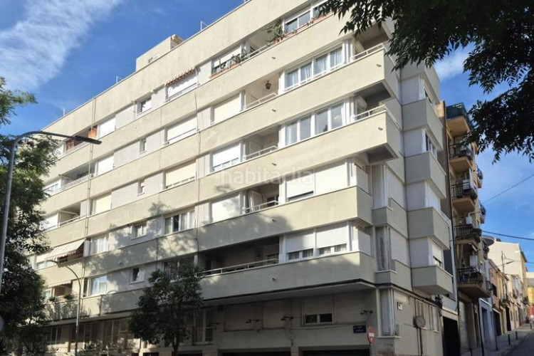 Piso cantoner de 115 m2 amb 4 hab i 2 banys al carrer faraday a 100 metres de la plaça del progres en Terrassa