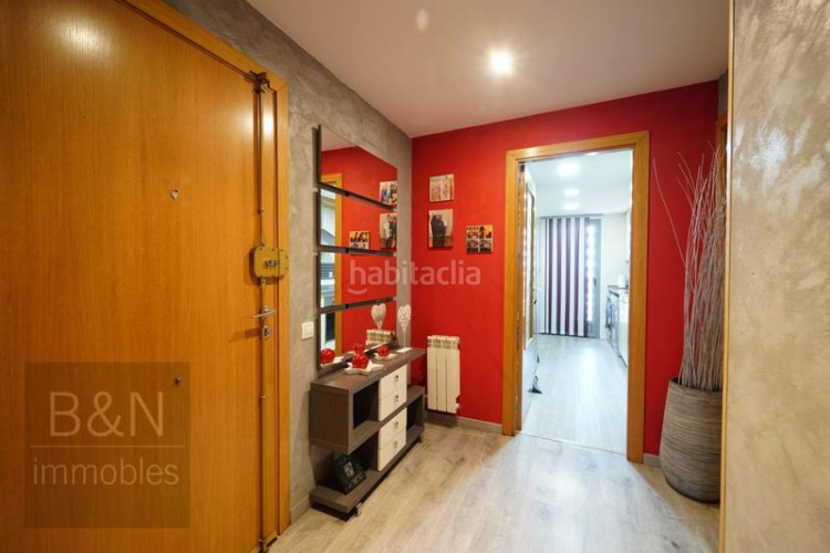 Dúplex tu hogar con alma espacio, confort, tres salidas al exterior y zona comunitaria con piscina y plaza de parking en Terrassa